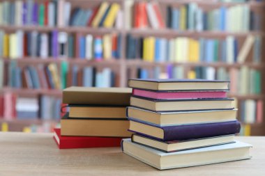 Kütüphanede kitap yığını