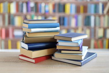 Kütüphanedeki masanın üzerinde kitap yığını