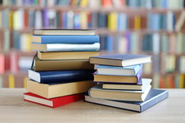 Kütüphanenin önüne kitap yığını