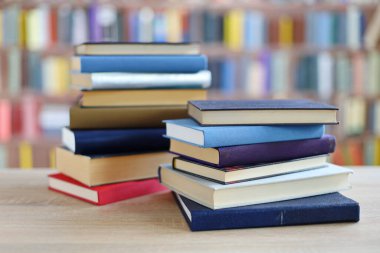 Ahşap zemin üzerine kitap yığını