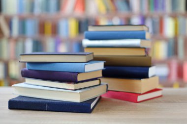 Ahşap zemin üzerine kitap yığını