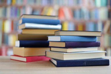 Kütüphanede kitap yığını