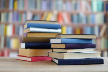 Kütüphanede kitap yığını