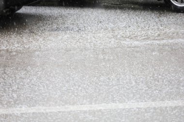 Gök gürültülü fırtına ardından dolu ve sağanak yağmur, kötü hava