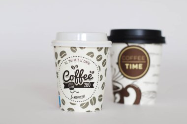 Beyaz arka planda kahve fincanı