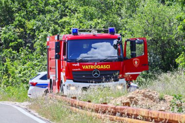 Makarska, Hırvatistan, 27.03.2024. İtfaiyeciler ve polis olay yerinde, itfaiye arabası, polis aracı, yolda kamyon.