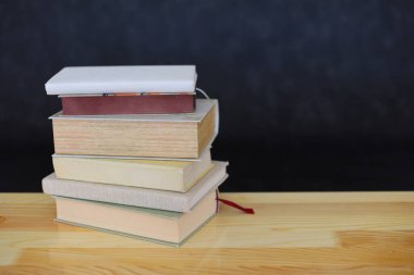 Masada bir yığın kitap