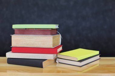 Kitap yığını, ciltli kitaplar ve ahşap masadaki ciltli kitaplar. Okul geçmişine dönelim. metin için boşluk kopyala.