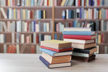 Masadaki birçok kitap beyaz arkaplana karşıdır