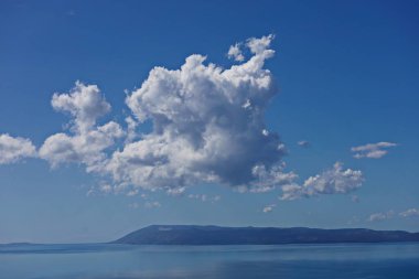 Gökyüzündeki deniz manzarası, bulutlar ve dağlar, güzel deniz, gökyüzü, bulutlar.