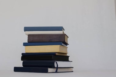 Beyaz arkaplan üzerine kitap yığını
