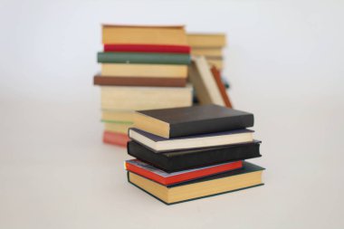 Açık kitap, ciltli kitap, parlak renkli ahşap masa, okula dönüş. metin, eğitim, okul ve iş konsepti için kopyalama alanı.