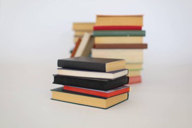 Açık kitap, ciltli kitap, parlak renkli ahşap masa, okula dönüş. metin, eğitim, okul ve iş konsepti için kopyalama alanı.