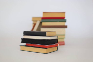 Açık kitap, ciltli kitap, parlak renkli ahşap masa, okula dönüş. metin, eğitim, okul ve iş konsepti için kopyalama alanı.