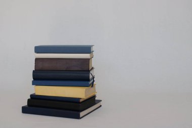 Açık kitap, ciltli kitap, parlak renkli ahşap masa, okula dönüş. metin, eğitim, okul ve iş konsepti için kopyalama alanı.