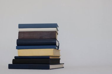 Beyaz arkaplan üzerine kitap yığını