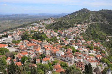 Açık kitap, ciltli kitap, parlak renkli ahşap masa, okula dönüş. metin, eğitim, okul ve iş konsepti için kopyalama alanı.