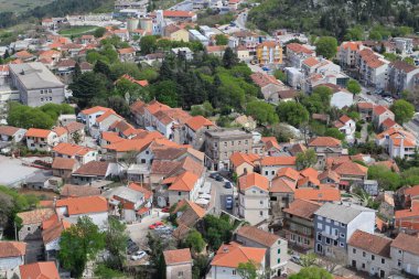 Beyaz arka plan, kitaplar yığını