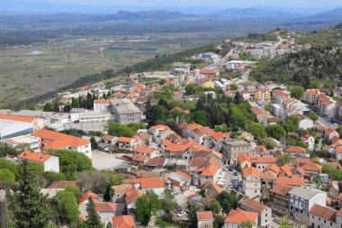 Beyaz arka plan, kitaplar yığını