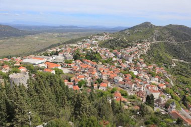 Beyaz arka plan, kitaplar yığını