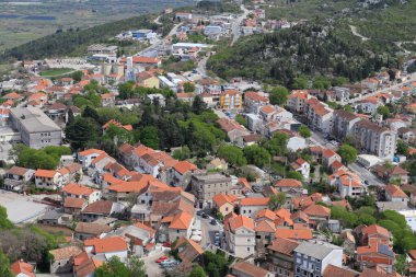 Hırvatistan 'ın güneyindeki Hırvatistan' ın Vrgorac kenti ve kentin manzarası,