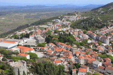 Beyaz arka plan, kitaplar yığını