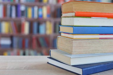 Bir yığın kitap ve bardak.