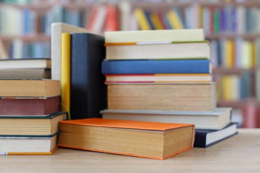 Beyaz arka plan, kitaplar yığını