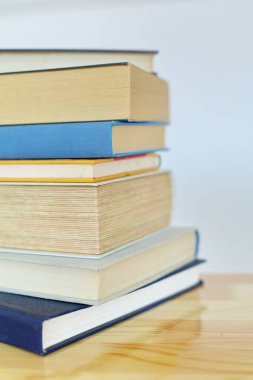Beyaz arka plan, kitaplar yığını