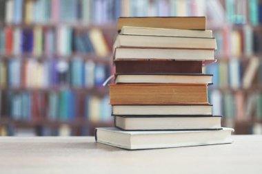 Beyaz arka plan, kitaplar yığını