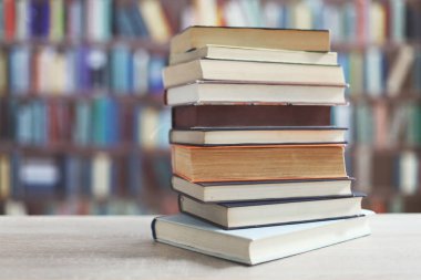 Beyaz arka plan, kitaplar yığını