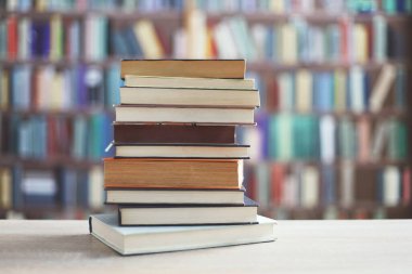 Beyaz arka plan, kitaplar yığını