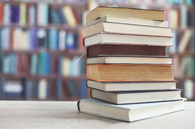 Bir kütüphanenin önünde kitap yığını