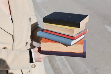 Beyaz arka plan, kitaplar yığını