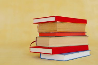 Beyaz arka plan, kitaplar yığını