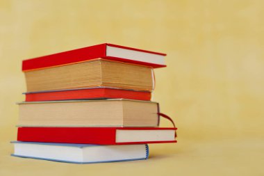 Beyaz arkaplan üzerine kitap yığını
