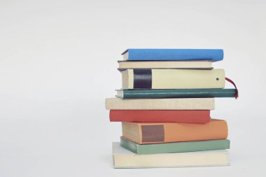 Beyaz arka plan, kitaplar yığını