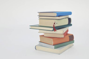 Beyaz masadaki kitap yığını