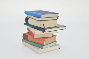 Masada yığınla kitap var..