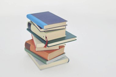 beyaz zemin üzerine kitaplar