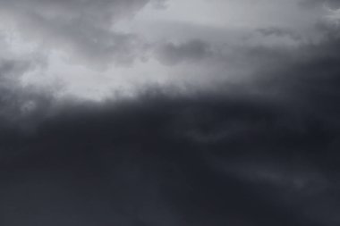 Gökyüzündeki kara bulutlar