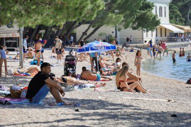 Makarska, Hırvatistan, 16.04.2024 Mavi gökyüzünün altında güzel bir deniz manzarası.