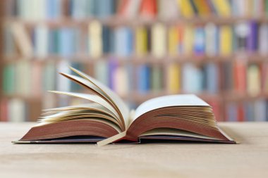 Beyaz arka plan, kitaplar yığını