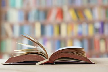 Beyaz arka plan, kitaplar yığını