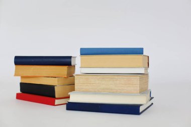 Açık kitap, ciltli kitap, parlak renkli ahşap masa, okula dönüş. metin, eğitim, okul ve iş konsepti için kopyalama alanı.