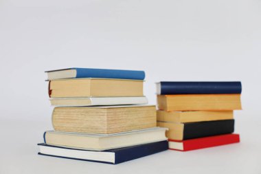 Açık kitap, ciltli kitap, parlak renkli ahşap masa, okula dönüş. metin, eğitim, okul ve iş konsepti için kopyalama alanı.