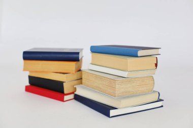 Beyaz arkaplan üzerine kitap yığını