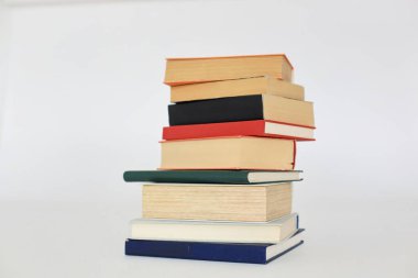Beyaz arka plan, kitaplar yığını