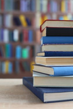 Kütüphanedeki masadaki kitap yığını. Metin için alan