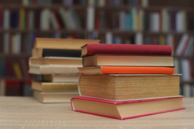 Ahşap arka planda kitap yığını